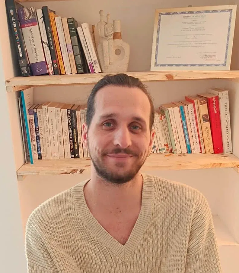 Praticien de profil, souriant